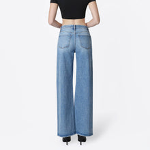 Load image into Gallery viewer, High Rise Side Seam Twist Jeans
