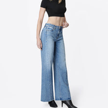 Load image into Gallery viewer, High Rise Side Seam Twist Jeans
