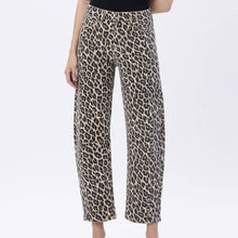 Load image into Gallery viewer, High Rise Leopard Print Barrel Jeans
