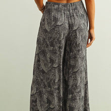 Load image into Gallery viewer, Leaf Print Flowy Pants
