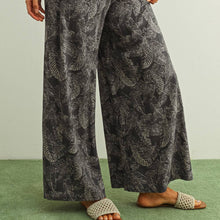 Load image into Gallery viewer, Leaf Print Flowy Pants
