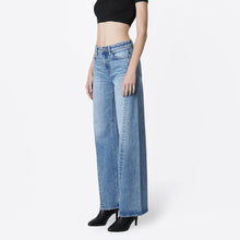 Load image into Gallery viewer, High Rise Side Seam Twist Jeans
