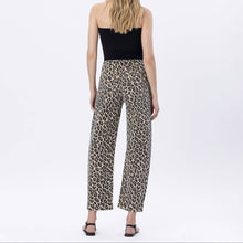 Load image into Gallery viewer, High Rise Leopard Print Barrel Jeans
