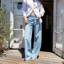 Load image into Gallery viewer, High Rise Side Seam Twist Jeans
