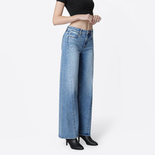 Load image into Gallery viewer, High Rise Side Seam Twist Jeans
